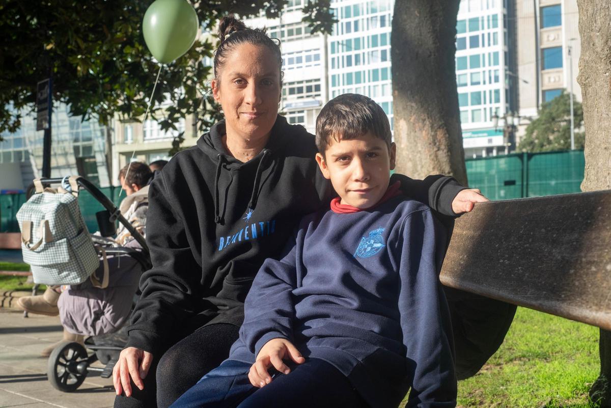 Miguel, con su madre, Alexia Hermida, en un banco de los Jardines de Méndez Núñez.