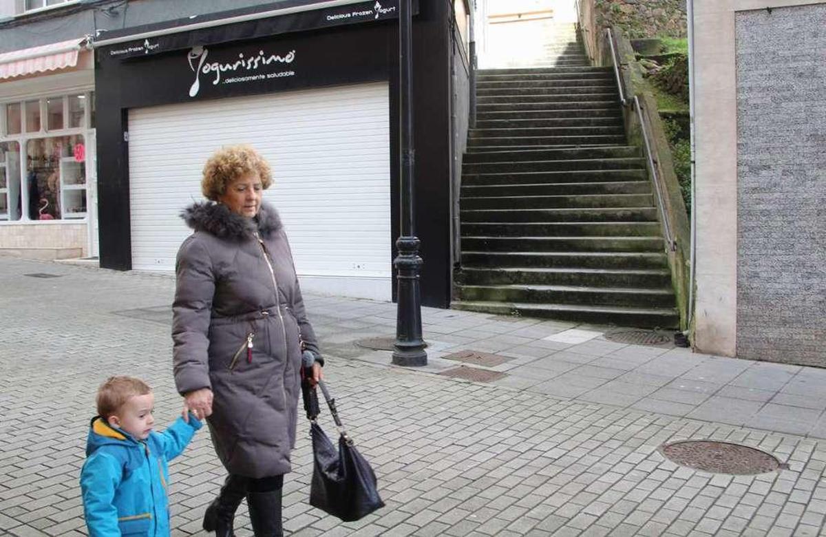 El musgo provoca resbalones en las escaleras de Candás