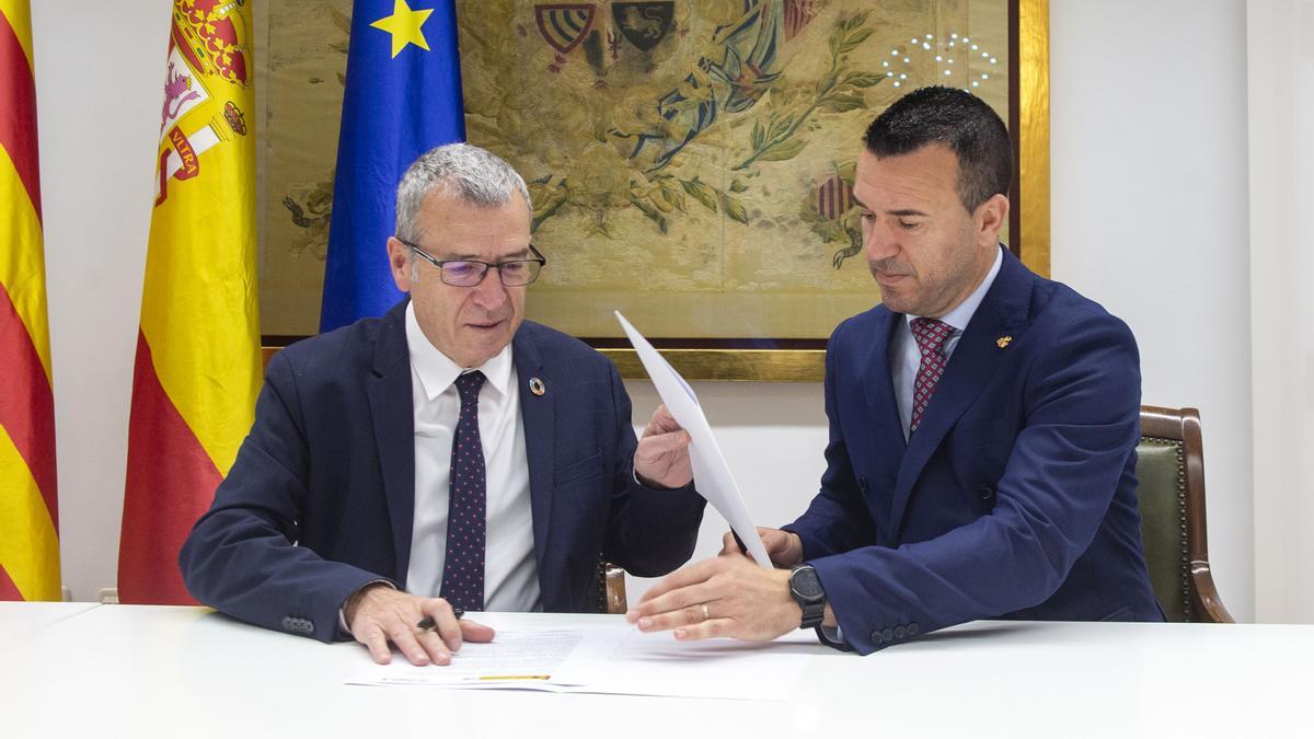 Vicent Mompó y Paco Boya durante la firma del convenio del CIT.