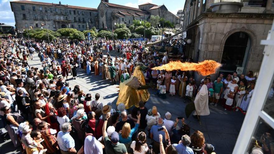 El dragón flamígero protagonizó el desfile del transporte del vino.