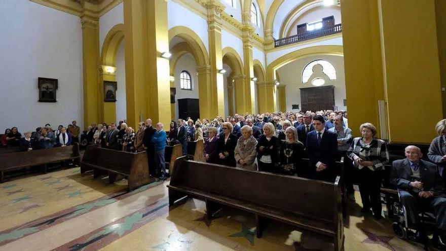 El funeral por el escritor Julián Burgos, ayer, en la iglesia de San Juan de Mieres.