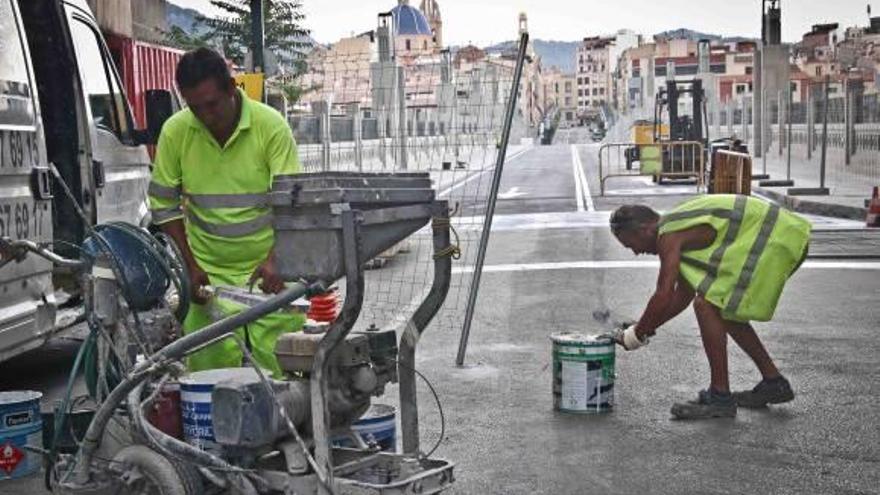 Imagen de los trabajos que se desarrollaban ayer en el puente de San Jorge.