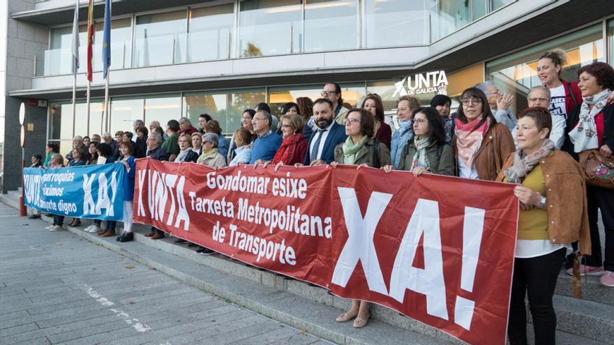 Los vecinos de Gondomar, ante la sede de la Xunta esta mañana // Paula Fariña