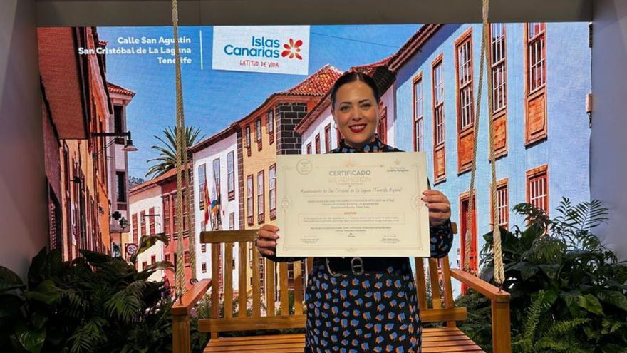 La concejala Estefanía Díaz, con el certificado de adhesión a la Red.