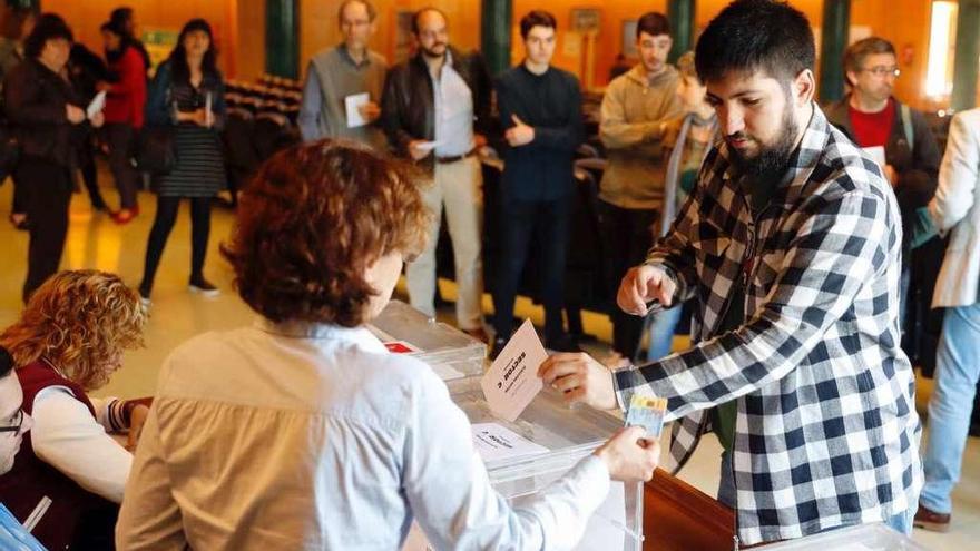 Colas para votar a primera hora en el edificio de Ciencias Experimentales. // J. Lores