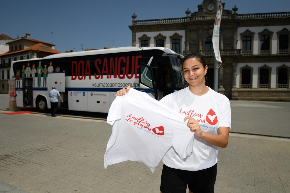 ADOS regaló ayer una camiseta a todas las personas que se acercaron a donar en el Día Mundial del Donante de Sangre.