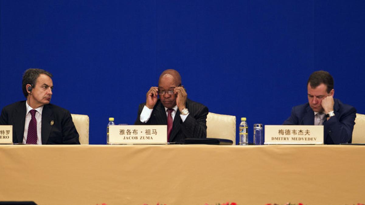 Zapatero (izquierda) junto al presidente sudafricano, Jacob Zuma (centro), y el ruso Dmitri Medvedev (derecha), durante la apertura del foro de Boao, este viernes.