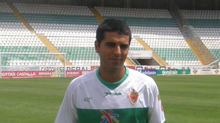 El tinerfeño Ángel, ayer, durante su presentación, y el ex franjiverde Nino, celebrando un gol con el Tenerife.