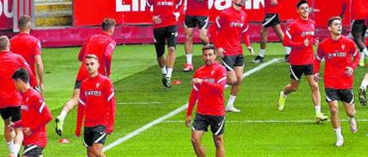 Aitor García, en el centro, durante el entrenamiento de ayer. | Ángel González