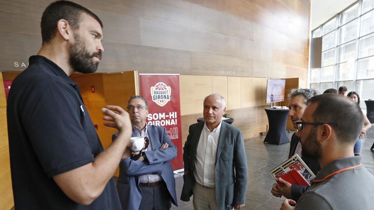 Marc Gasol parlant amb empresaris en un acte del Club Empreses a l’Auditori de Girona. | ANIOL RESCLOSA
