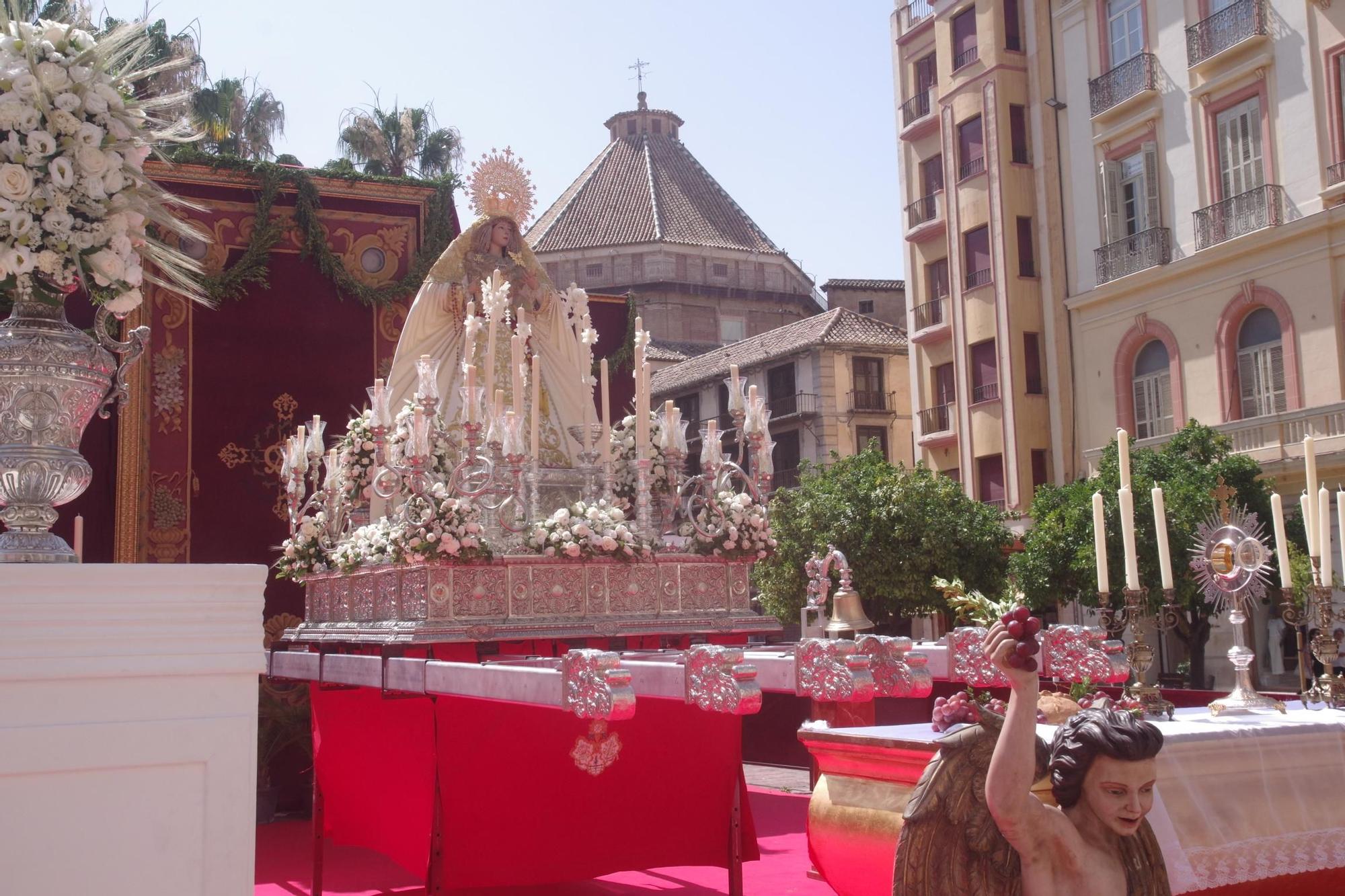 Altar montado por la Agrupación de Cofradías, presidido por la Virgen del Sagrario (Carranque) , para la procesión del Corpus de Málaga 2025.JPG