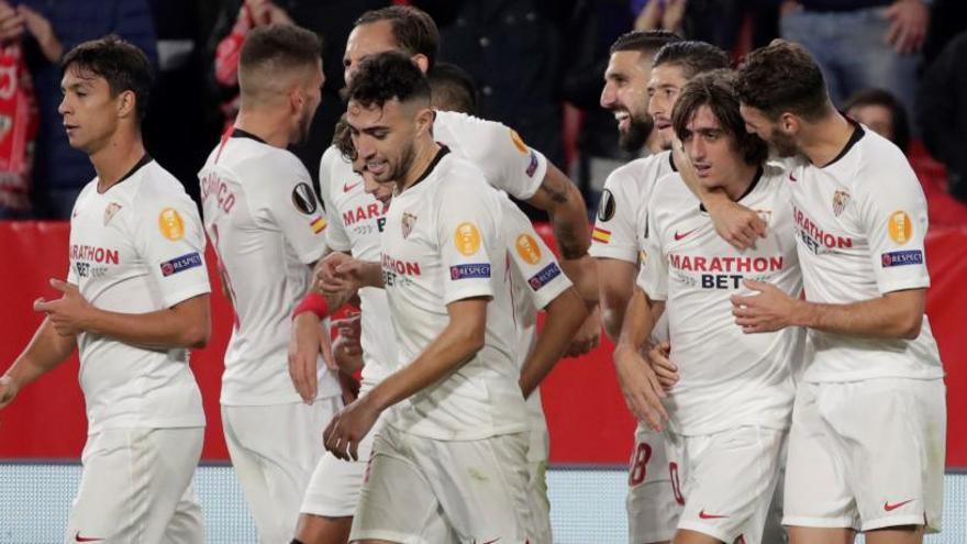 Los jugadores del Sevilla celebran el gol de Bryan Gil