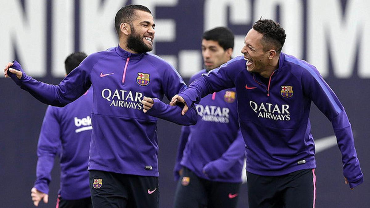 Adriano y Alves, en un entrenamiento del Barça en la ciudad deportiva de Sant Joan Despí, el pasado 14 de febrero