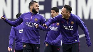 Adriano y Alves, en un entrenamiento del Barça en la ciudad deportiva de Sant Joan Despí, el pasado 14 de febrero.