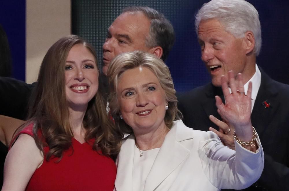 La exsecretaria de Estado Hillary Clinton aceptó hoy ser la nominada demócrata para convertirse en la primera mujer presidenta de Estados Unidos como colofón de la convención que se celebra estos días en Filadelfia.