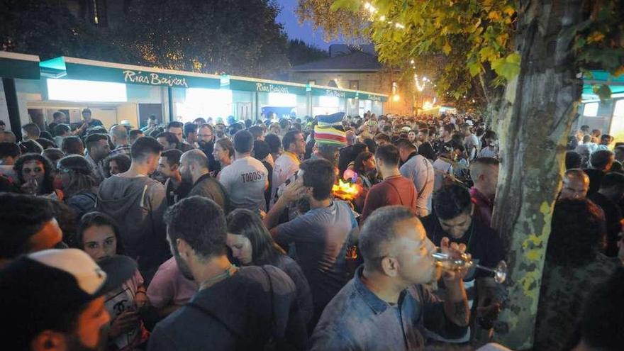 El Paseo da Calzada, durante una de las jornadas centrales de la Festa do Albariño. // Iñaki Abella