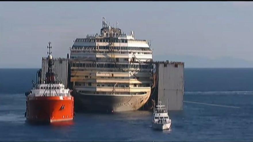 El Costa Concordia navega rumbo Génova