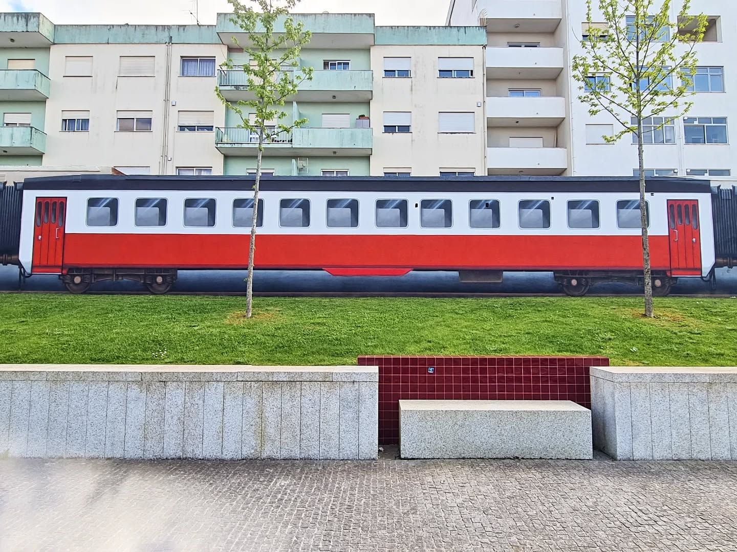 El mural hiperrealista que «devuelve» el tren a Monçao