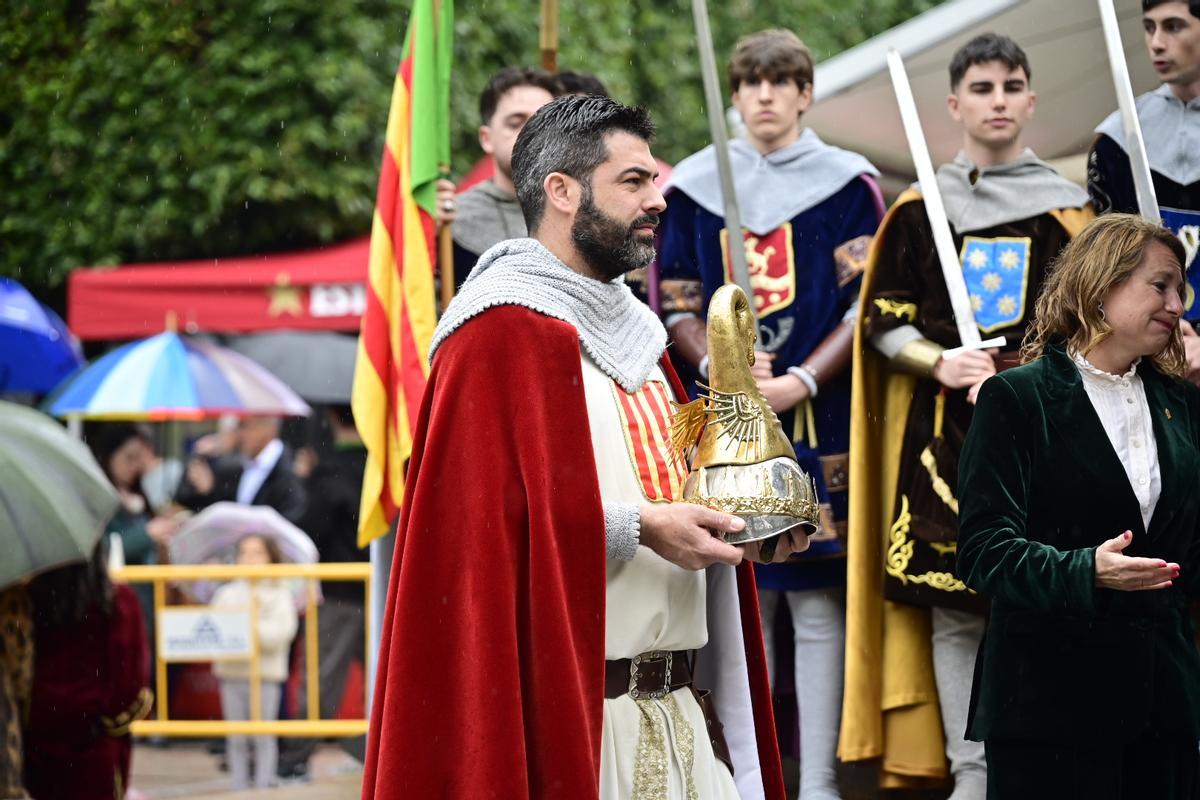 Galería de imágenes: La Germandat dels Cavallers de la Conquesta desafía a la lluvia para homenajear al monarca