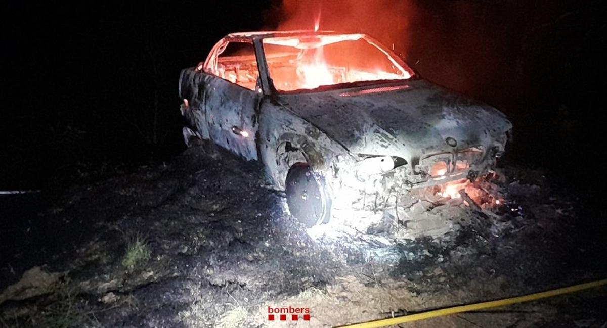 El vehicle calcinat després de l'incendi, a Lladó.