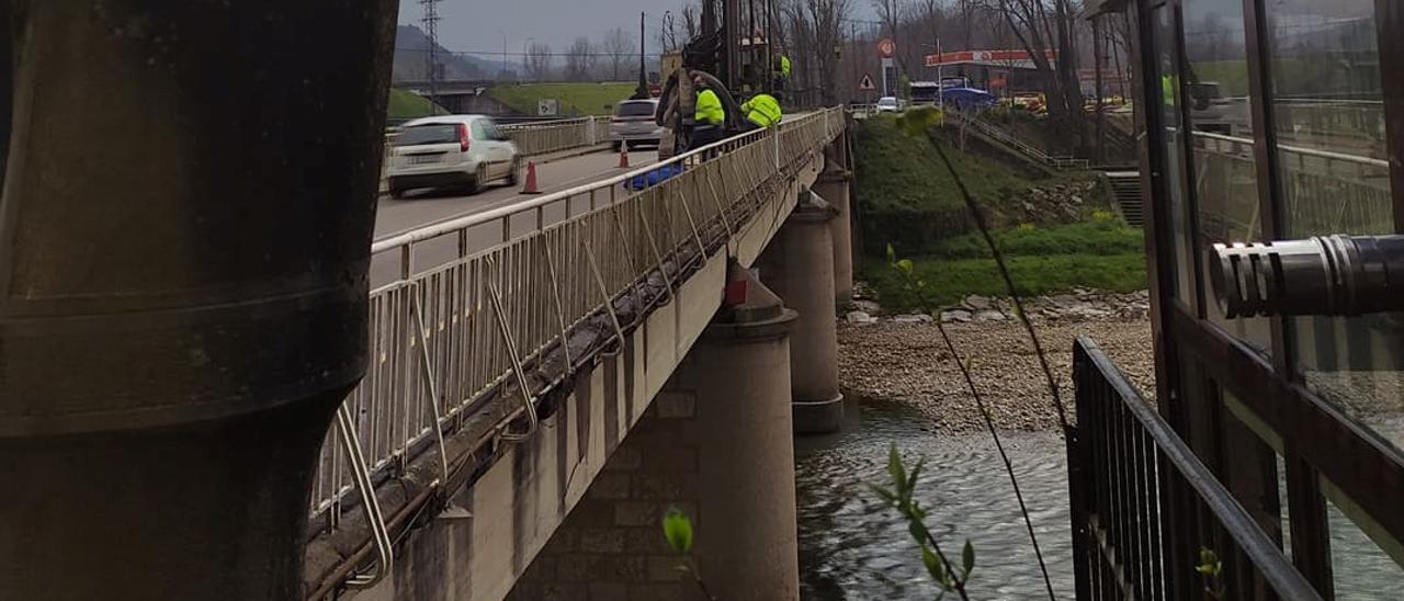 Inicio de trabajos en el puente de Arriondas.