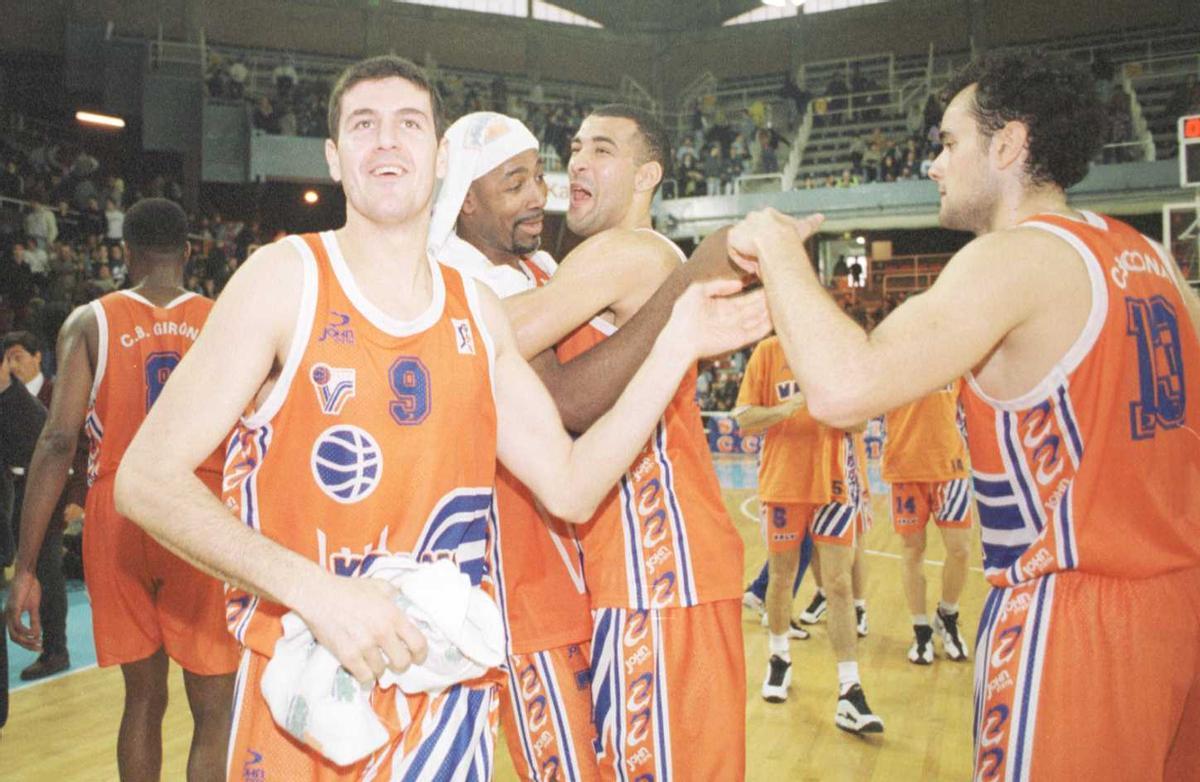 Darnés, Middleton, Lesmond i Solana celebrant la victòria al Palau al final del partit fa gairebé 28 anys