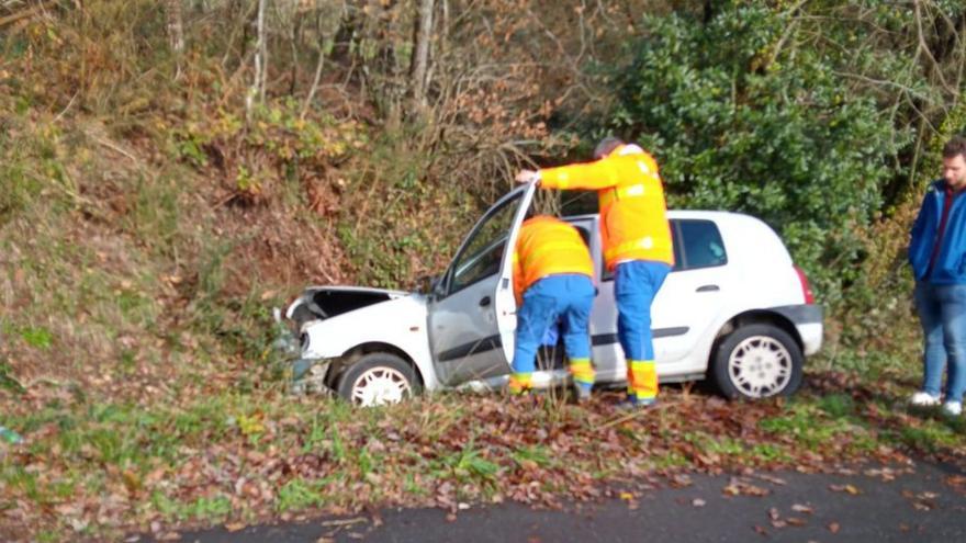 Un coche se sale de la vía en Salgueiros | PROTECCIÓN CIVIL VILA DE CRUCES