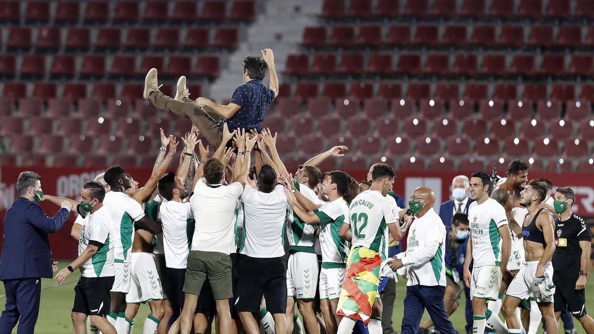 Pacheta es manteado por los jugadores del Elche tras conseguir el ascenso en Montilivi.