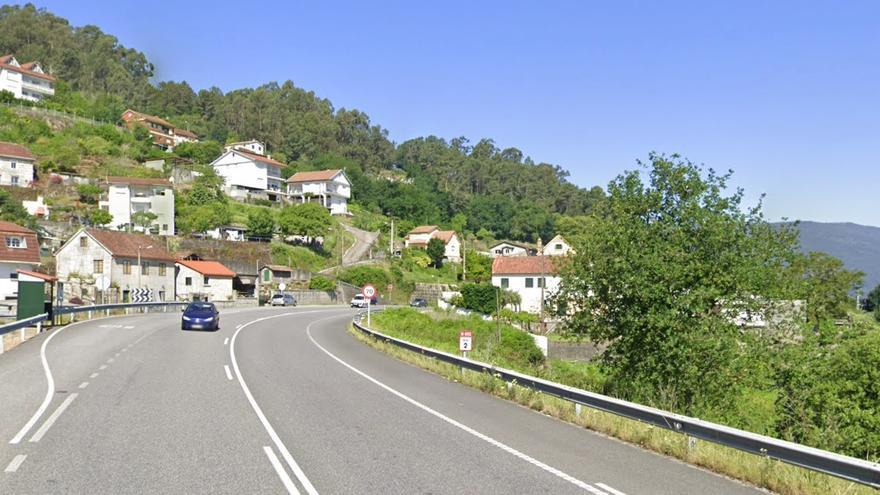 Tramo de la N-552 en el que ocurrió el accidente, a la altura de un conocido furancho.