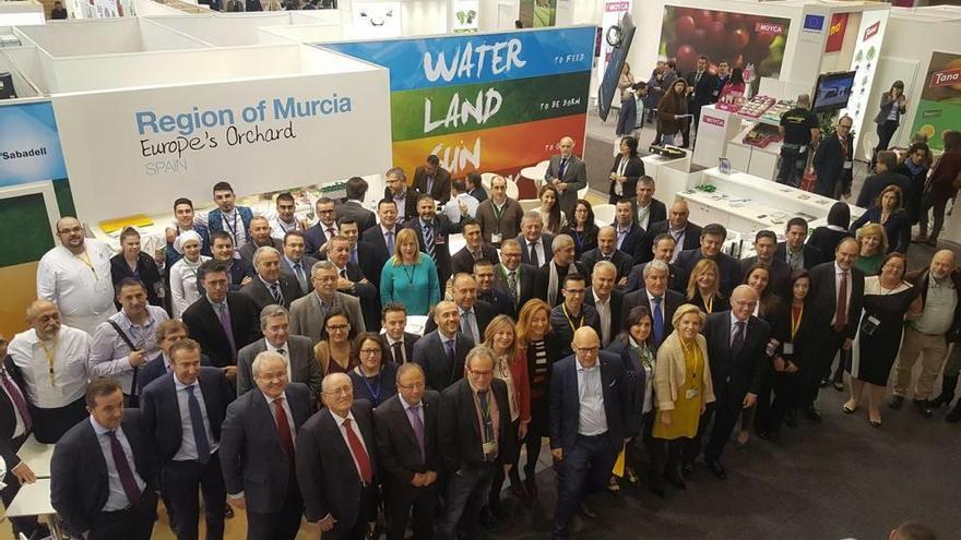 Los consejeros Adela Martínez-Cachá y Juan Hernández, ayer en la inauguración del stand de la Región en la feria Fruit Logistica.