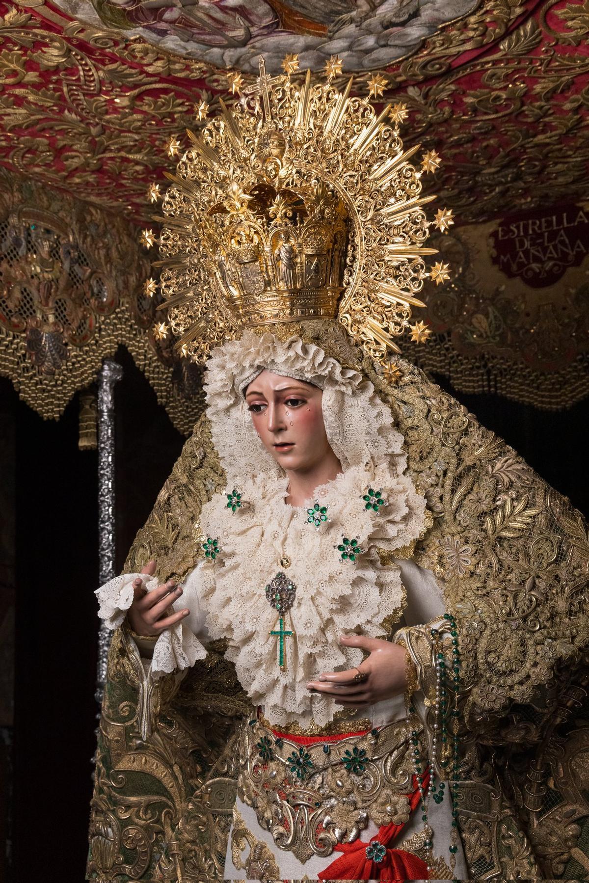 Las imágenes de la Santísima Virgen de la Esperanza Macarena y Nuestro Padre Jesús de la Sentencia, de la hermandad de La Macarena, ya en sus pasos