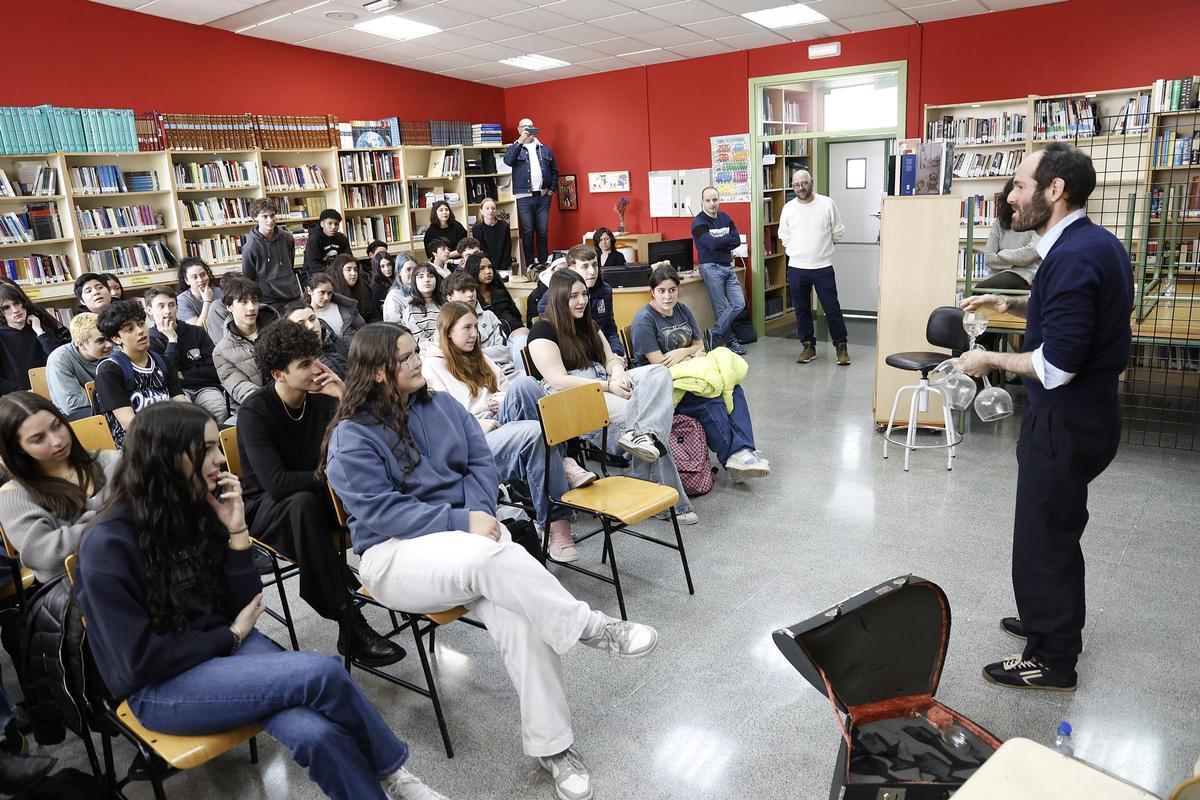 Anido fixo música cunhas copas que garda na funda dun bombardino