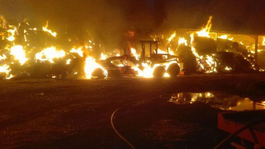 Maquinaria agrícola arde en el incendio originado en una explotación de Quintanilla del Monte.