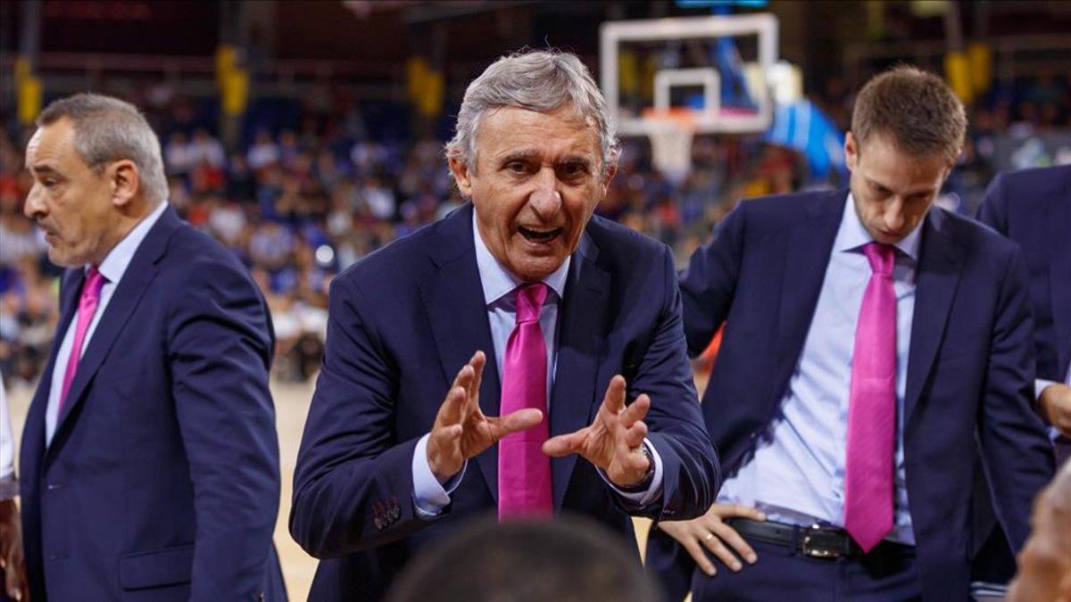 Pesic, dando instrucciones durante el partido