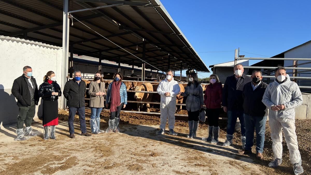 Miembros del PP en una granja de Lorca.