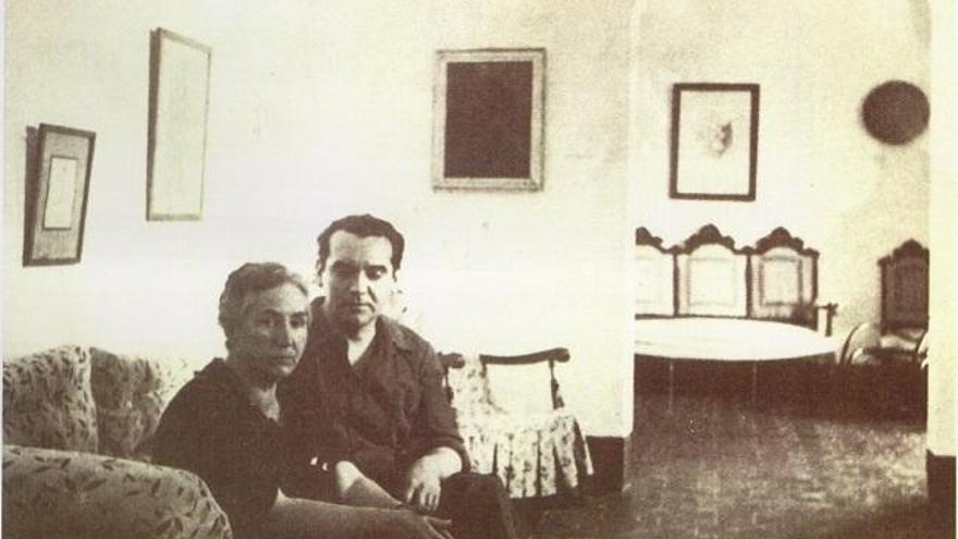 Federico y su madre, en la casa familiar de la Huerta de San Vicente, fotografiados por Blanco Amor, un año antes del fusilamiento del poeta.