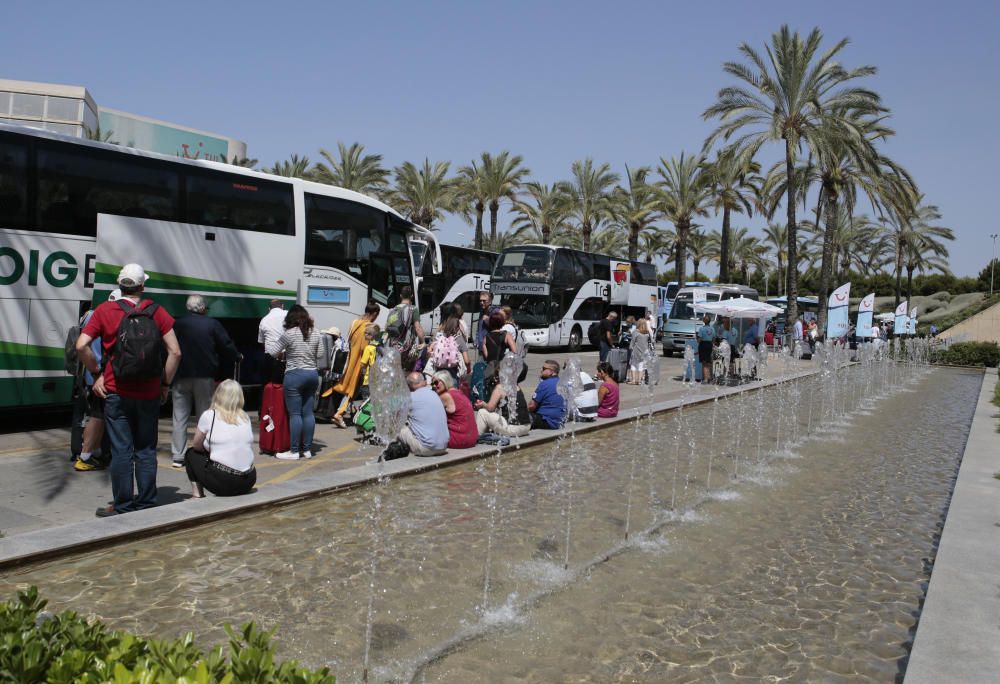 Protesta en el aeropuerto para denunciar "que el turismo mata a Mallorca"