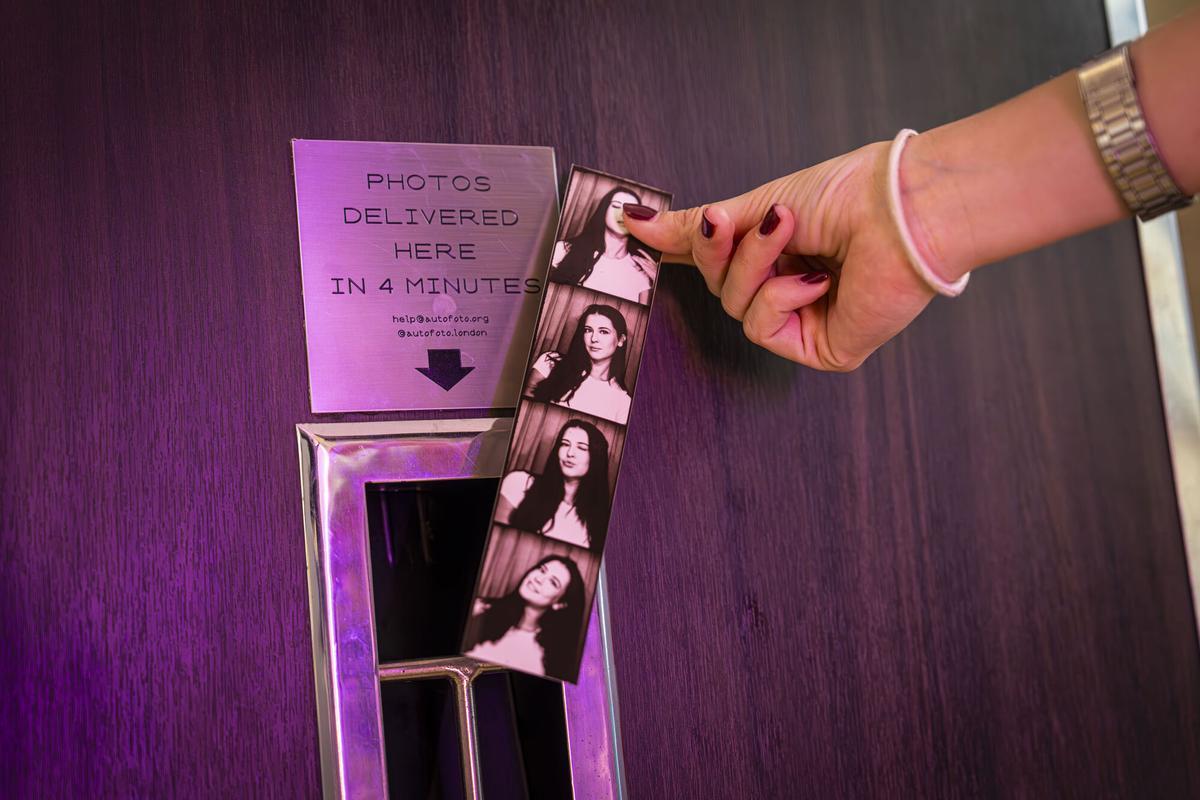 Barcelona 10/11/2025 OnBacelona. Autofoto es la empresa que está volviendo a poner de moda los fotomatones analógicos. Ya han instalado 6 en Barcelona. Son bastante virales en TikTok. He quedado con uno de los socios en el que tienen en Dubblefilm. AUTOR: MANU MITRU