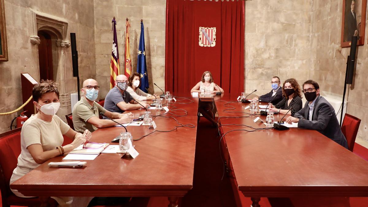 Reunión de Mesa de Diálogo Social de las Illes Balears en la capilla del Consolat de Mar.