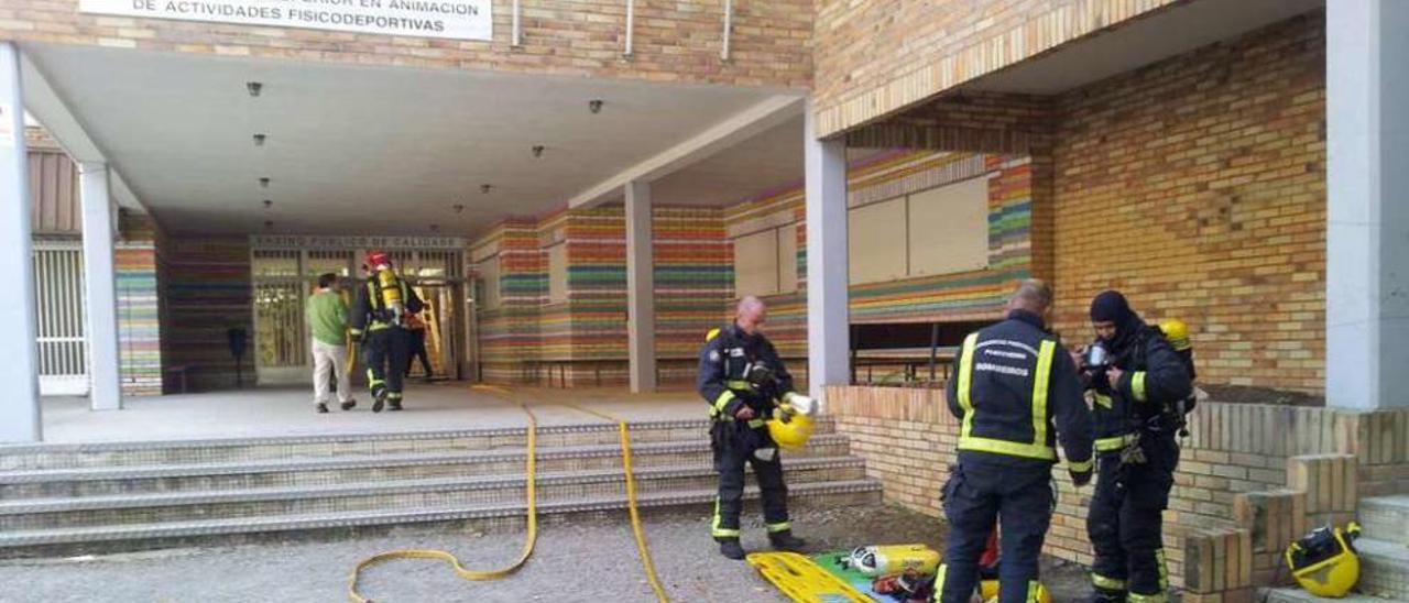 El IES María Soliño, con los bomberos, en un simulacro de incendio realizado este año. // G.N.