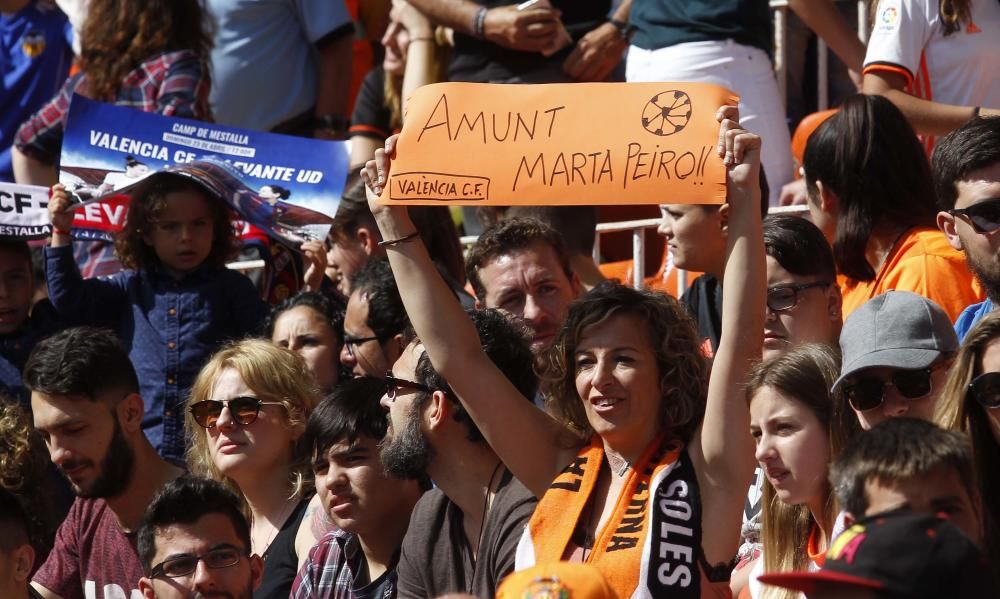 La afición en el derbi femenino de Mestalla