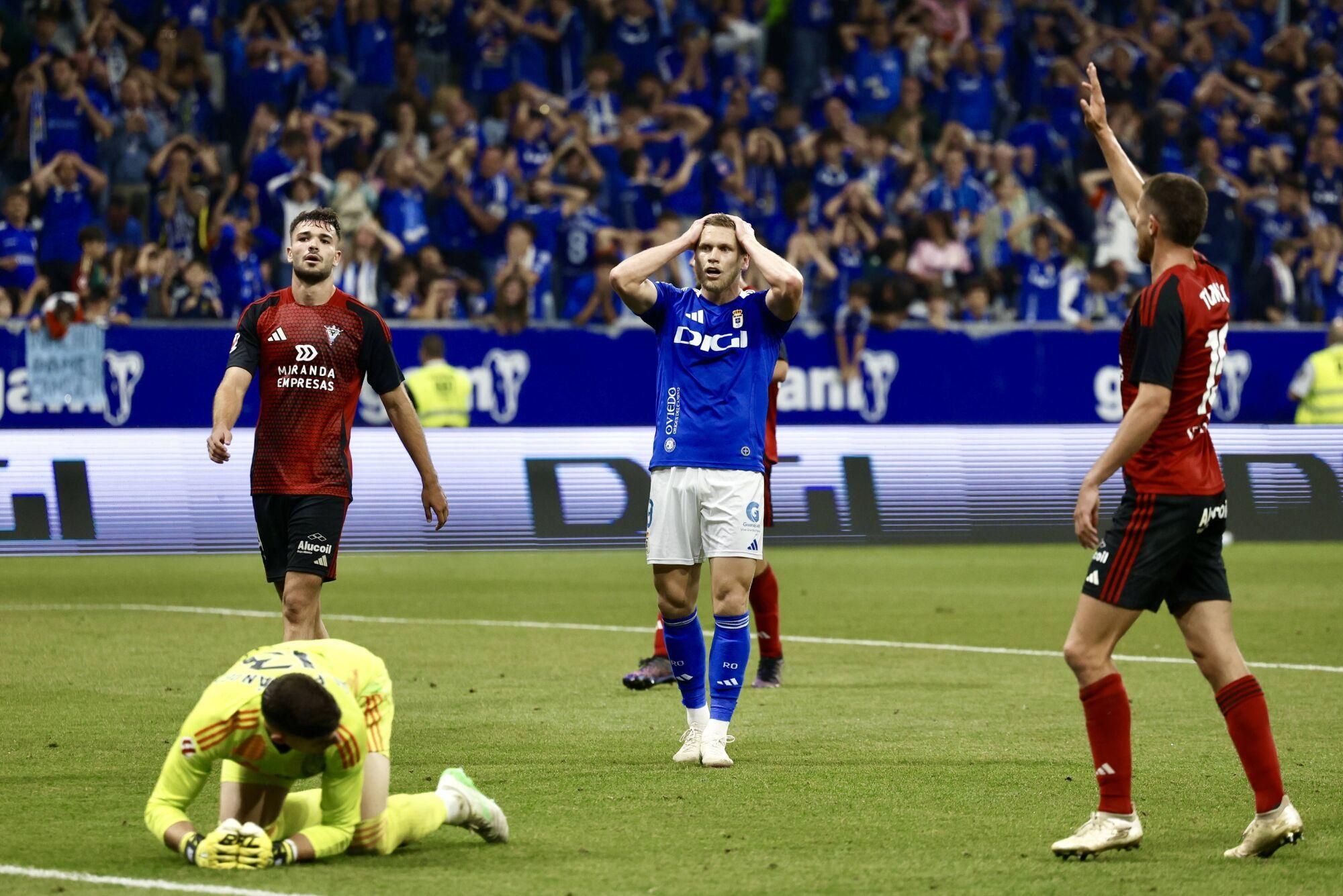 Así se vivió en el Carlos Tartiere la noche del ascenso del Oviedo a Primera División 24 años después