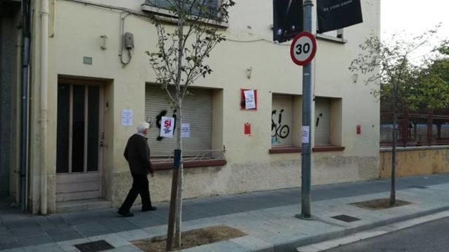 Denuncien pintades i amenaces en diferents seus de partits, locals i escoles