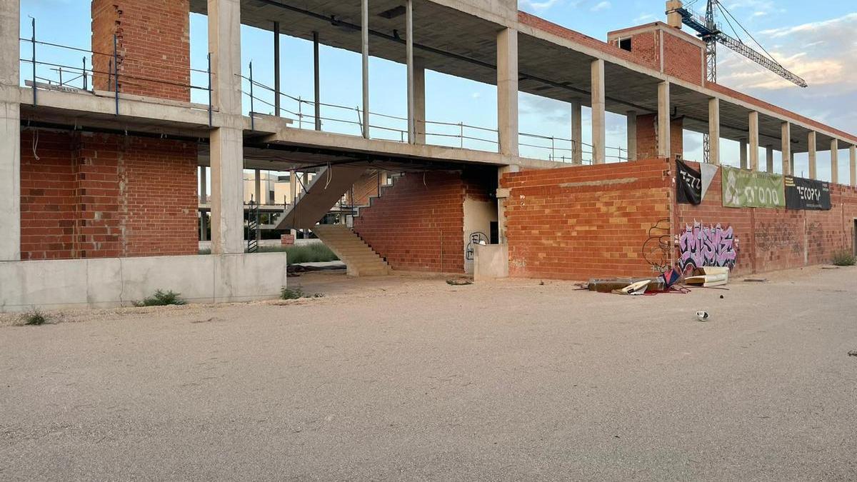 Pintadas, un sofá y basura acumulada en el recinto del pabellón.