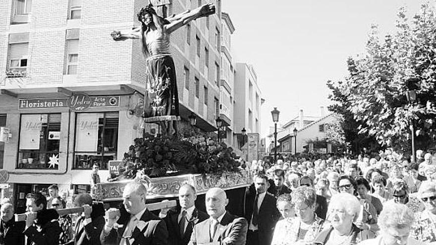 Una multitud acompaña al Cristo en procesión por las calles de Candás.