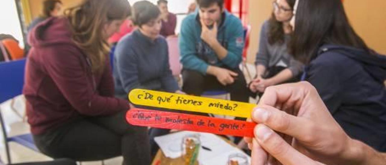 Palitos de colores y juegos de mesa contribuyen a generar temas de conversación.