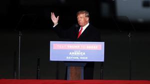 El expresidente estadounidense Donald J. Trump habla en un mitin en Wright Bros. Aero Inc., en el Aeropuerto Internacional de Dayton en Vandalia, Ohio.