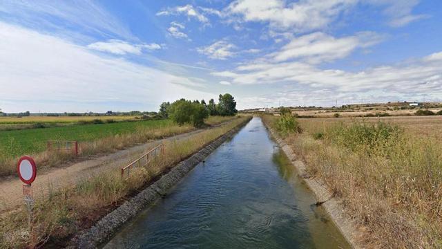 El canal del Esla a su paso por Benavente. | J. A. G.