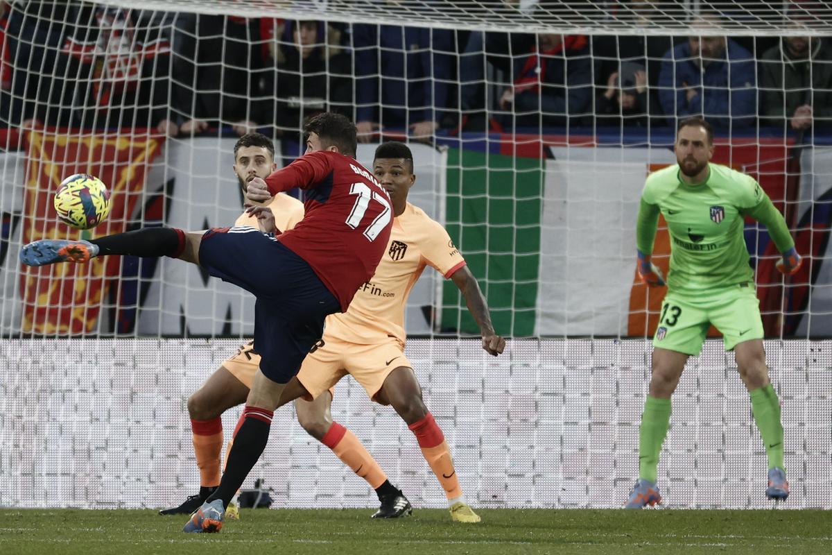 PAMPLONA, 29/01/2023.- El delantero croata del Osasuna Ante Budimir remata ante los jugadores del Atlético de Madrid durante el partido de Liga que disputan Osasuna y Atlético de Madrid este domingo en el estadio El Sadar de Pamplona. EFE/ Jesús Diges