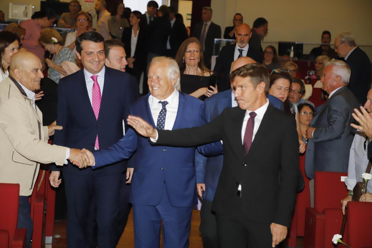 Manuel Benítez, entre el alcalde José María Bellido y Manuel Díaz, en el acto del pregón de Mayo de este último.
